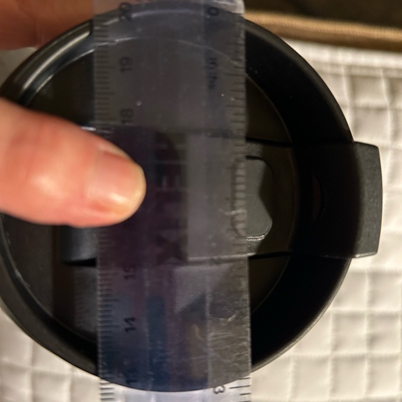 Eddie Bauer 7.5” For hot/cold beverages w/black 3” screwtop/snap top closure. - Picture 6 of 8